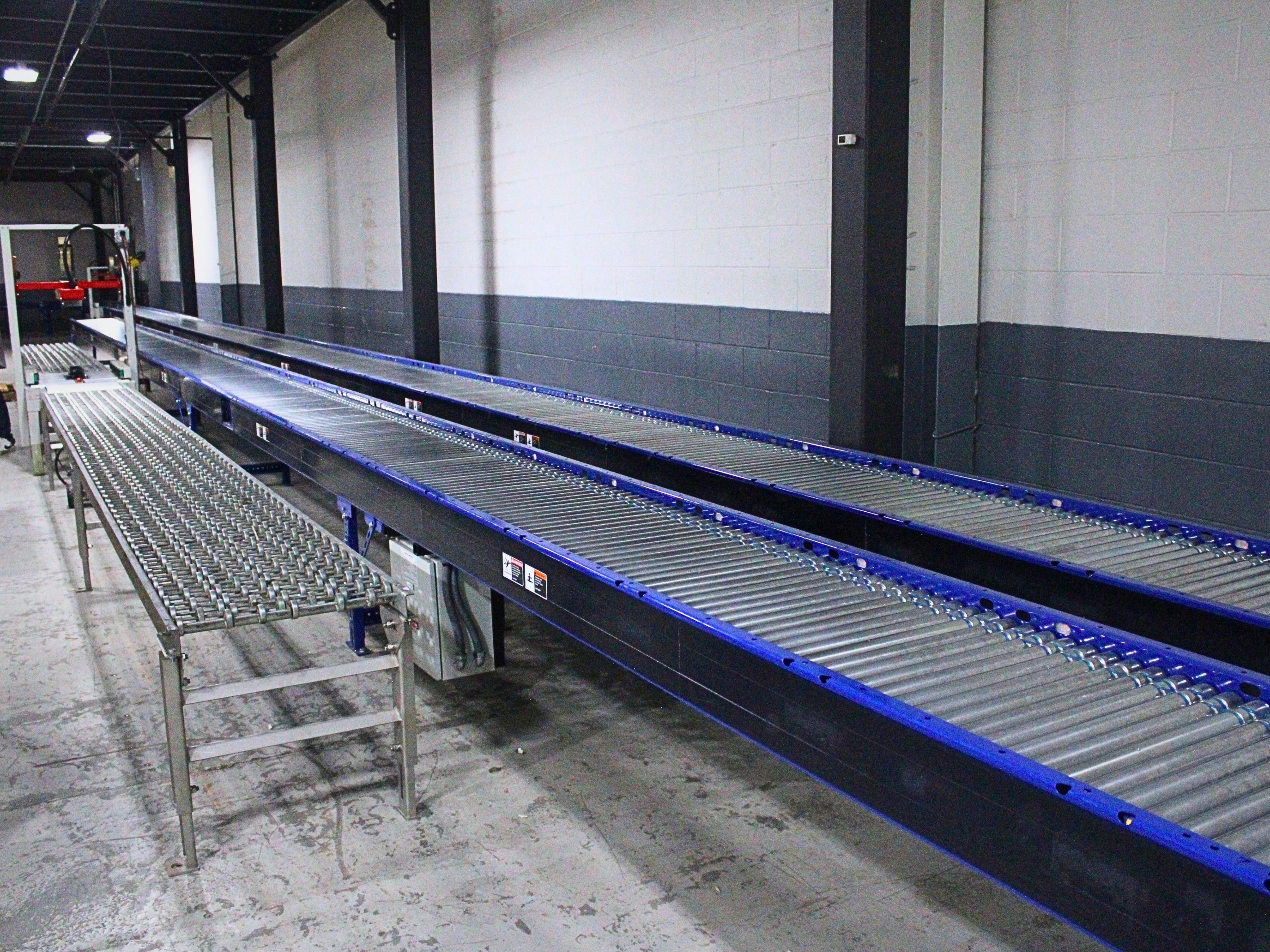 Parallel belt and roller conveyors along Caudalie’s processing line